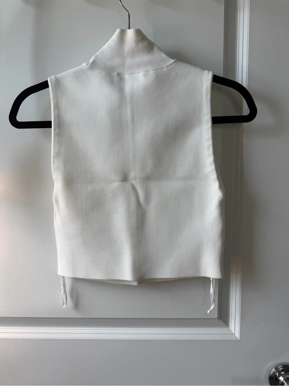 alice + olivia Classics Cropped White Sleeveless Top - Picture 2 of 5